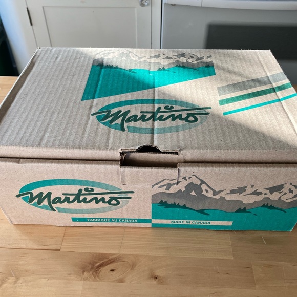 Ladies cute Ankle boots by Martino Canada Size 6 like new in original box - Picture 4 of 8